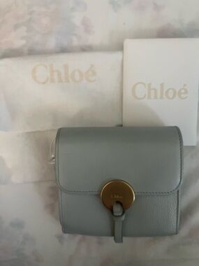 Chloé Light Gray Leather Mini Crossbody Wallet with Gold-Tone Clasp